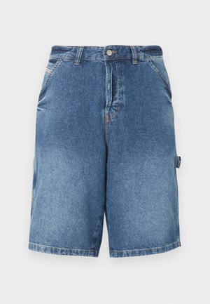 Pantalones cortos de mezclilla azul hasta la rodilla con bolsillos delanteros, trabillas para cinturón, cierre con botón y una anilla en el lado derecho sobre un fondo blanco.