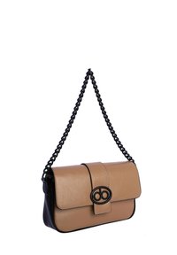 Bolso cruzado de cuero marrón con una correa de cadena negra, forma rectangular, tapa plegable y detalle en forma de círculo de color negro en la parte frontal.
