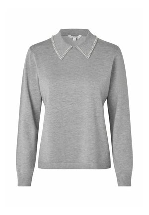 Lichtgrijze trui met lange mouwen, geribbelde manchetten en zoom, voorzien van een puntige kraag versierd met kleine witte parels.