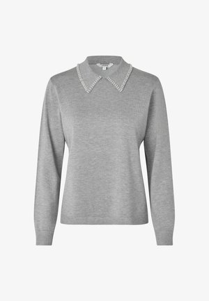 Lichtgrijze trui met lange mouwen, geribbelde manchetten en zoom, voorzien van een puntige kraag versierd met kleine witte parels.
