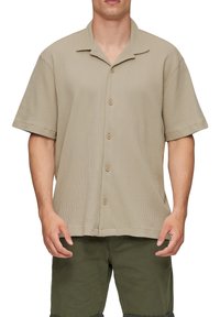 Beige Kurzarmhemd mit Knopfleiste, strukturiertem Waffelmuster, flachem Kragen und fünf Knöpfen auf der Vorderseite. Geeignet für lässige Anlässe.