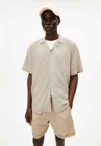 ARMEDANGELS LOVAAR LINO - Overhemd - sand stone