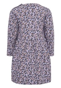 Långärmad klänning med lila bakgrund, prydd med ett blommönster i grönt, brunt och rosa. Har en rynkad midja och knäppning.