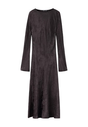 Longue robe noire avec un motif floral subtil, col rond et manches longues, cintrée à la taille et légèrement évasée à l'ourlet.
