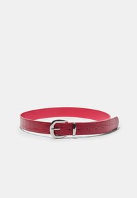 Cintura rossa in ecopelle con motivo coccodrillo, caratterizzata da una fibbia argentata e cinque fori di regolazione, che offre una finitura liscia e strutturata.