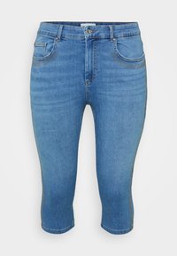 Pantalones capri de mezclilla de lavado claro con un diseño ajustado, cinco bolsillos y detalles de costura tonal, que terminan justo debajo de la rodilla.