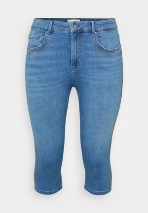 Jeans capri din denim decolorat, cu un design mulat, cinci buzunare și detalii de cusătură ton în ton, care se termină puțin sub genunchi.