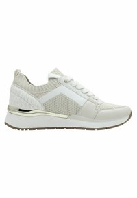 Scarpe sportive bianche con tomaia in maglia e sovrapposizioni sintetiche, caratterizzate da un tallone testurizzato e dettagli riflettenti su una suola spessa.