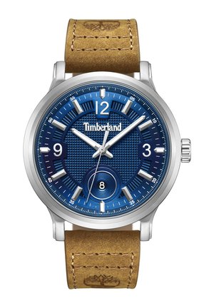 Orologio in acciaio inox argentato con quadrante texture blu, indicatori delle ore bianchi, display della data e cinturino in pelle marrone chiaro con logo in rilievo.