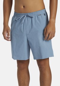 Bañador azul claro con cintura elástica, detalle de cordón y bolsillos laterales. Fabricado con un tejido ligero y cómodo.