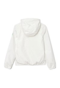 Giacca bianca con cappuccio, dotata di polsini e orlo elasticizzati. Materiale liscio e leggero. Presenta un sottile accento verde sulla manica sinistra.