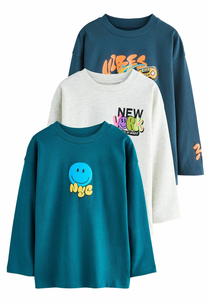 Drie katoenen T-shirts met lange mouwen: teal met een smiley-afbeelding, lichtgrijs met de tekst "NEW YORK" en donkerblauw met kleurrijke letters.