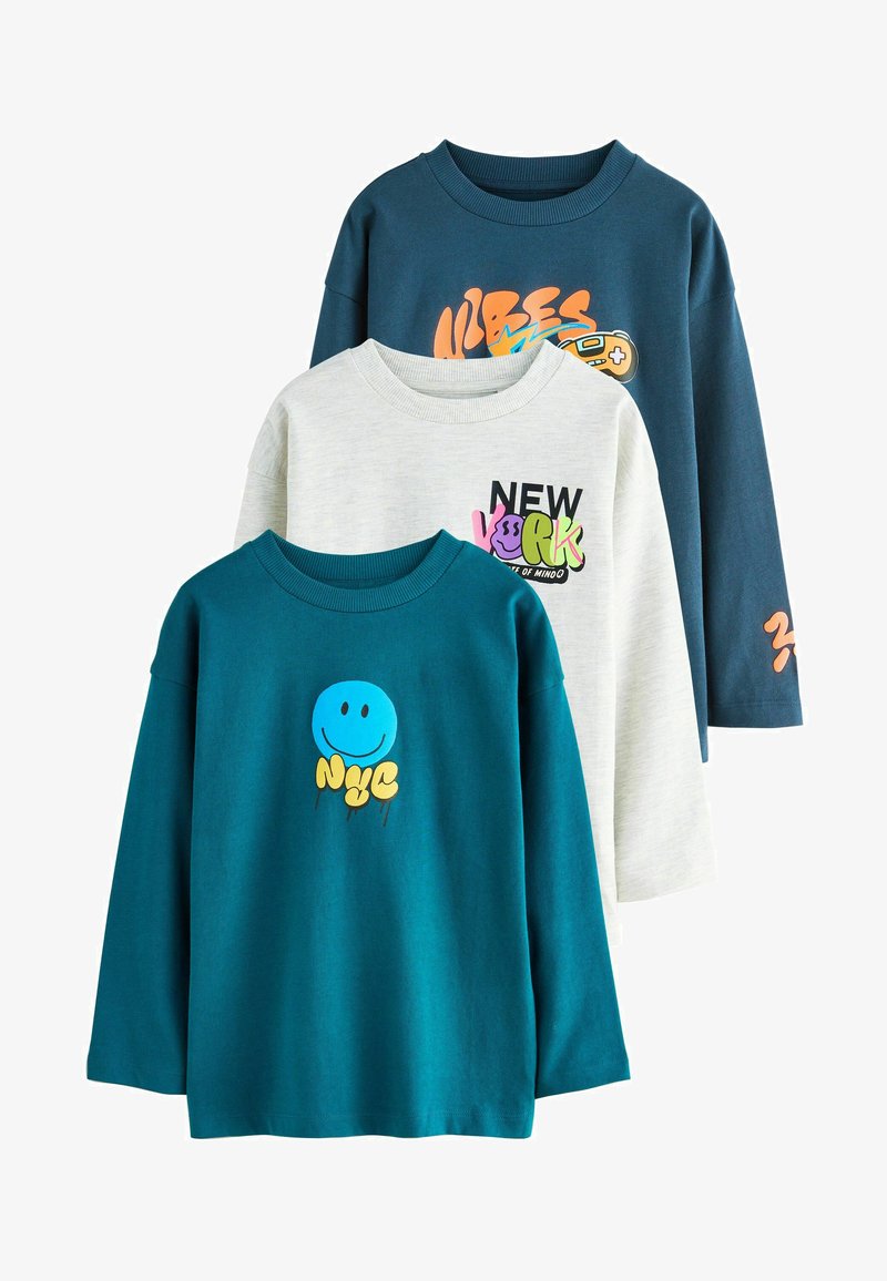 Drie katoenen T-shirts met lange mouwen: teal met een smiley-afbeelding, lichtgrijs met de tekst "NEW YORK" en donkerblauw met kleurrijke letters.