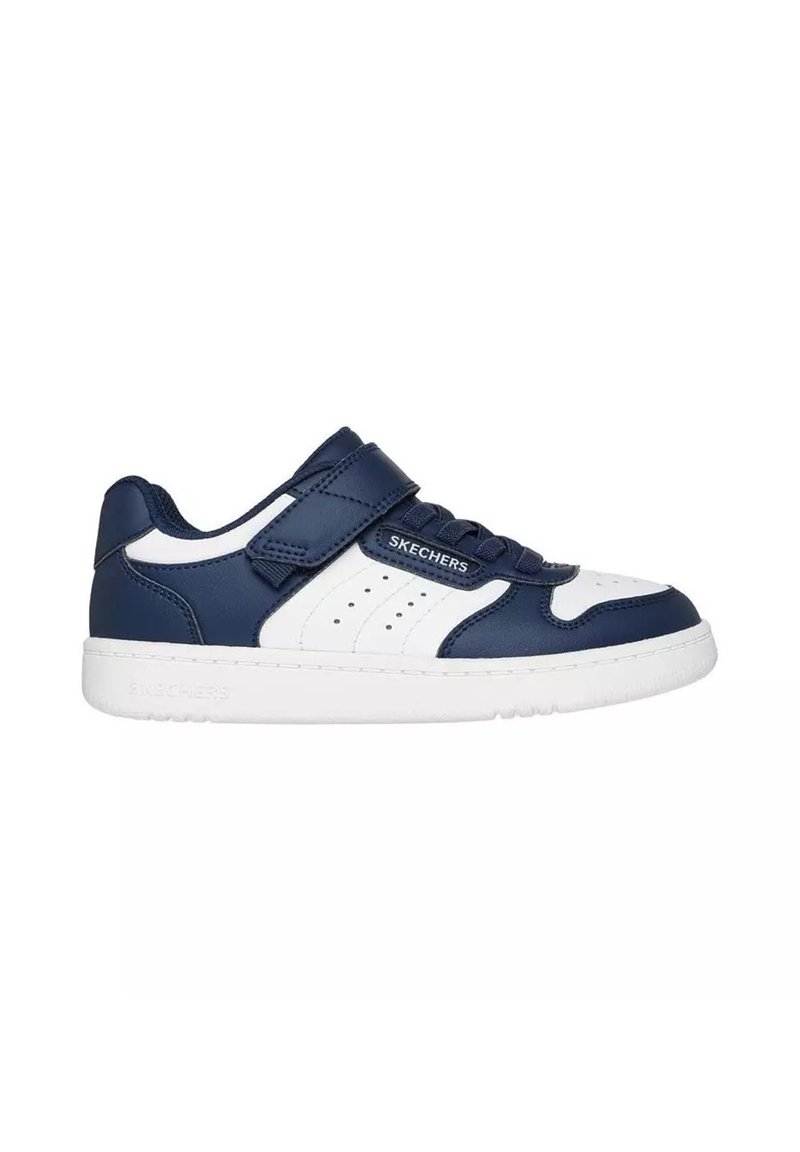 Sneakers blu e bianchi in pelle liscia, con strap a gancio e anello, dettagli laterali perforati e suola in gomma bianca.