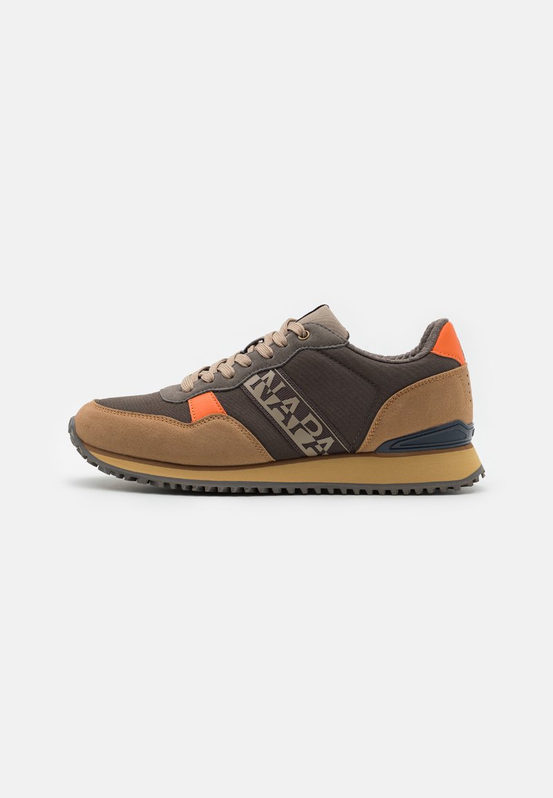 Sneaker marroni e beige con tomaia in tela e camoscio, dettagli arancioni, lacci chiari e suola in gomma testurizzata. Logo "NAPA" sul lato.