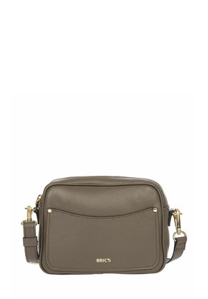 Sac bandoulière en cuir vert olive avec une finition texturée, comportant une poche avant et des accents en métal doré. Nom de la marque affiché en doré.