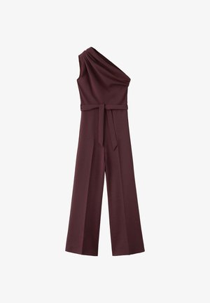 Combinaison bordeaux sans manches avec une épaule, haut plissé, jambes larges et ceinture en tissu nouée à la taille.