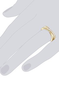 Zlatý prsteň s vlnitým dizajnom a radom malých diamantov po vrchu. Uložené na stylizovanej ilustrácii ruky.