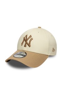 Μπεζ καπέλο μπέιζμπολ με ανοιχτό καφέ γείσο, στο οποίο υπάρχει ανάγλυφο καφέ κεντημένο λογότυπο. Διαθέτει οπές αερισμού και ρυθμιζόμενο λουράκι.