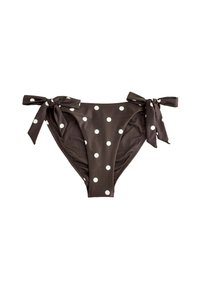 Bas de bikini marron avec des pois blancs et des liens sur les côtés sur un fond blanc.