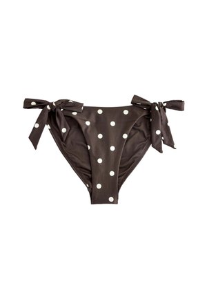 Brązowe majtki bikini w białe kropki z związanymi bocznymi sznurkami na białym tle.