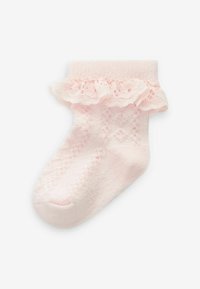 Hellrosa Socke mit Spitzenrüsche am oberen Rand, mit einem strukturierten Muster entlang des Körpers. Weiches, gestricktes Material; Knöchelhöhe.