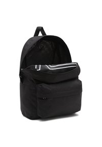 Mochila de tela negra con una parte superior redondeada, cierre de cremallera, bolsillo frontal y forro interior con un diseño a cuadros. Cuenta con un asa de transporte resistente.