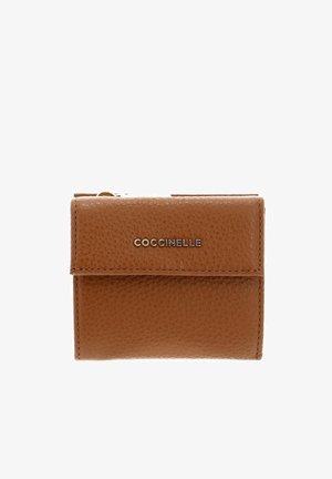 Portefeuille en cuir marron texturé avec rabat avant et logo métallique argenté "COCCINELLE", fermé et vu de face.