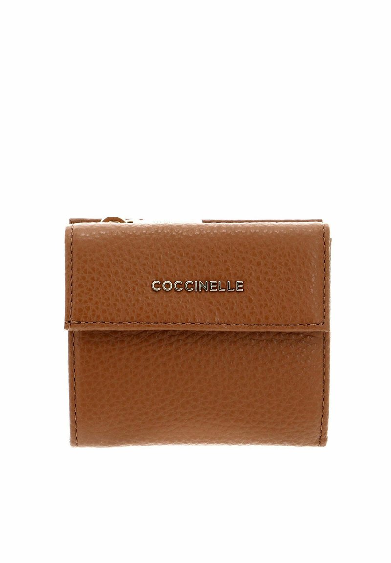 Portefeuille en cuir marron texturé avec rabat avant et logo métallique argenté "COCCINELLE", fermé et vu de face.