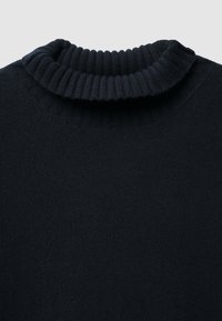 Maglione blu scuro con collo a dolcevita a coste, realizzato in un tessuto morbido e texturizzato, caratterizzato da una superficie liscia e uniforme in tutto il capo.