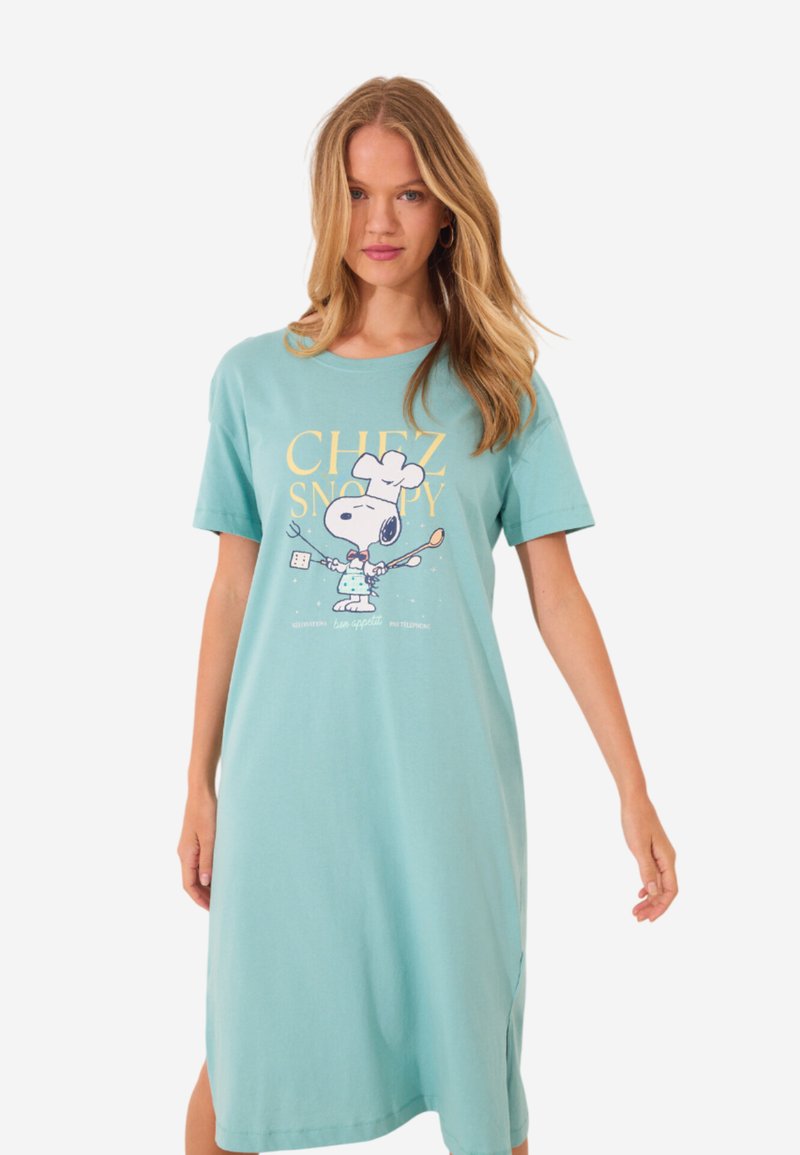 Un vestito corto a maniche corte turchese con una grafica di Snoopy chef in cartone animato, caratterizzato da testo giallo. Realizzato in un tessuto morbido con una vestibilità comoda.