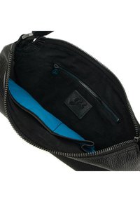 Borsa in pelle nera con esterno testurizzato, chiusura con zip e una tasca interna con foderatura blu e un piccolo tag in pelle.
