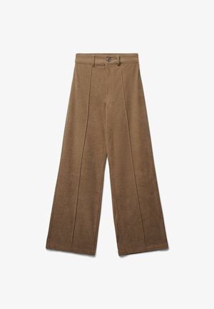 Braune Cordweithosen mit glatter Textur, vorne mit Falten und einem Knopfverschluss an der Taille.