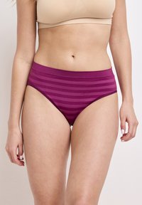 Höga lila underkläder med ett randigt mönster. Tillverkade av elastiskt tyg, med en slät midjeband och mjuk textur.