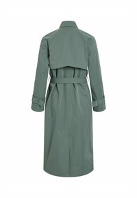 Trench coat verde oliva, materiale idrorepellente, maniche lunghe, vita con cintura, spacchetto posteriore e dettaglio del colletto, con una finitura liscia e opaca.