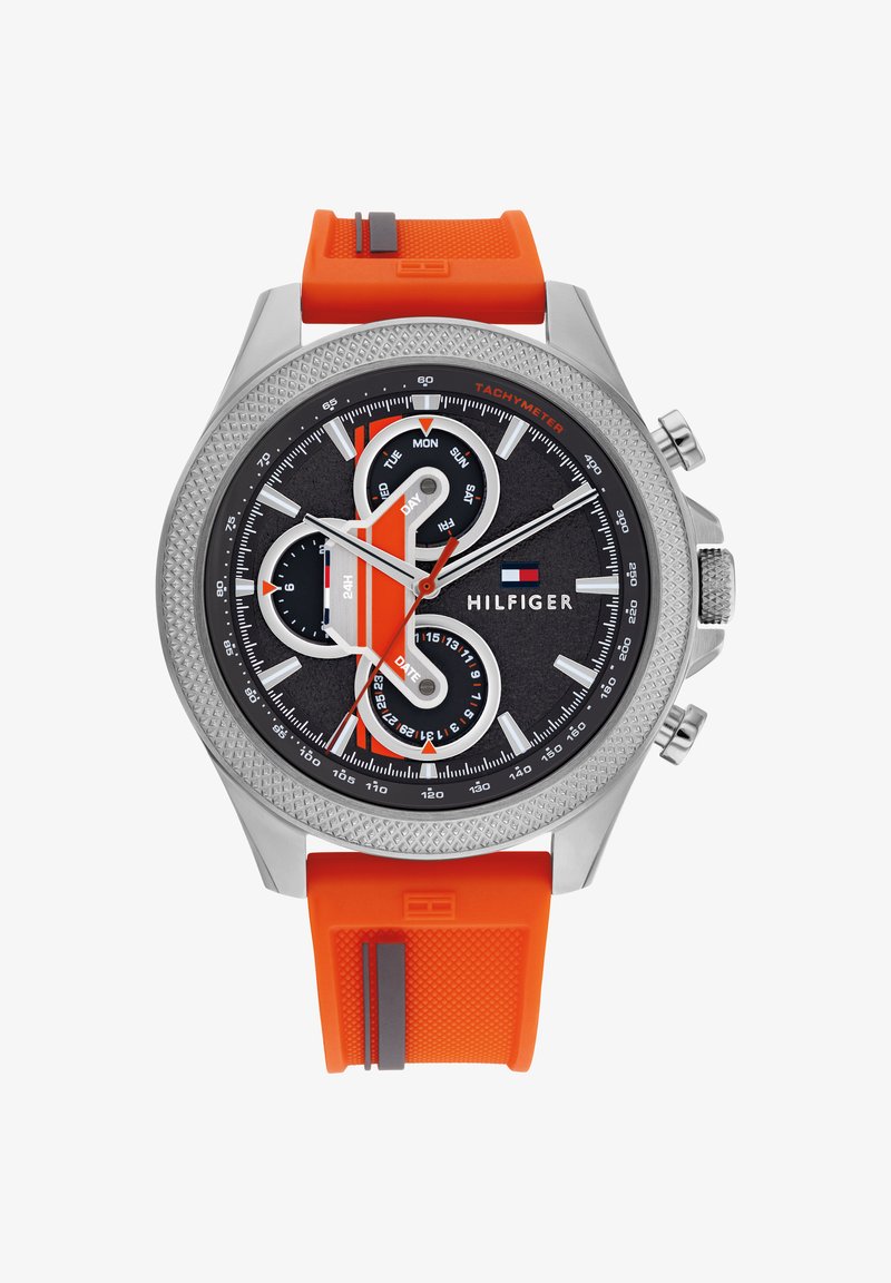 Herrenarmbanduhr mit einem Gehäuse aus silbernem Edelstahl, schwarzem strukturiertem Zifferblatt, orangefarbenem Silikonarmband und weißen Stundenmarkierungen. Verfügt über Chronographen-Details.