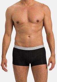 Černé bavlněné boxerky s šedým pasem, na kterém je nápis značky "HANRO." Materiál vypadá hladce a má přiléhavý střih.