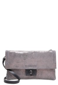 Grå metallic læder clutch med flaplukning, der har en sort accent og aftagelig rem. Glat tekstur med synlige sting.