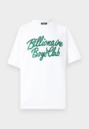 Λευκό βαμβακερό T-shirt με πράσινα λαμπερά γράμματα που αναγράφουν "Billionaire Boys Club" σε στιλιζαρισμένη γραμματοσειρά. Κοντά μανίκια και στρογγυλή λαιμόκοψη.