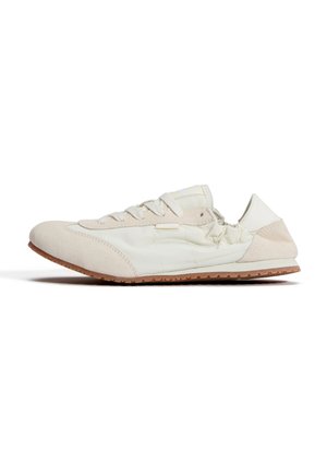 Baskets beige et blanches à profil bas avec bout et talon en daim, design à lacets et semelle en caoutchouc marron texturée, vues de côté.