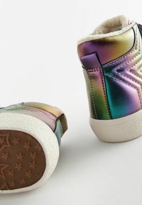 High-Top-Sneaker aus schillerndem Synthetikmaterial, mit einer weißen strukturierten Sohle und einem flauschigen Futter am Knöchel.