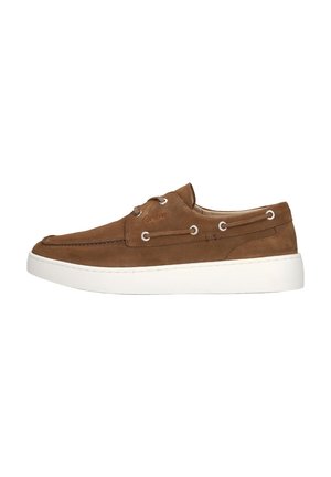 Bruine suède casual bootschoen met witte rubberen zool en veterdetails op een witte achtergrond.