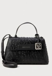 Crna kožna torba s reljefnim logotipom, strukturiranim oblikom, gornjom ručkom, odvojivim remenom za nošenje preko ramena i naglascima u srebrnoj boji.