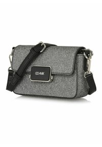 Szara torebka crossbody o fakturowanej powierzchni z czarnymi skórzanymi akcentami, z klapką z przodu, metalowym zapięciem i regulowanym paskiem.