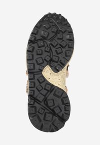 Černá gumová podrážka s texturovaným vzorem z mnoha směrů; béžová mezipodešev se skvrnitými akcenty; má zaoblený tvar.