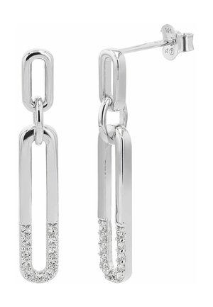 Deux boucles d'oreilles pendantes en argent avec des formes ovales allongées reliées, l'ovale inférieur partiellement incrusté de petits cristaux transparents.