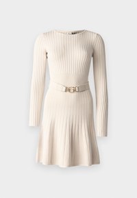 Robe longue à manches longues en maille côtelée crème, avec taille cintrée et jupe évasée, dotée d'une ceinture assortie avec détail boucle dorée.