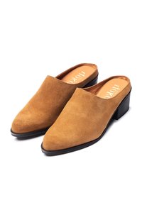 Mules de ante color canela con punta estrecha, tacón bajo de bloque y textura suave. El interior cuenta con una plantilla marrón con detalles de la marca.