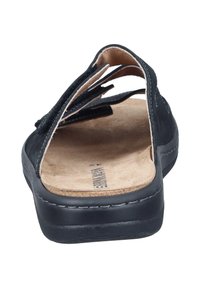 Schwarze Ledersandale mit offenem Rücken, geschichteten Riemen und einer strukturierten beigen Innensohle mit Nahtdetails. Flache Sohle für Komfort.