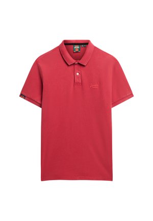 Polo shirt rouge en coton, avec un col classique, des manches courtes et un logo brodé sur la poitrine. Conception à hémisphère plat.